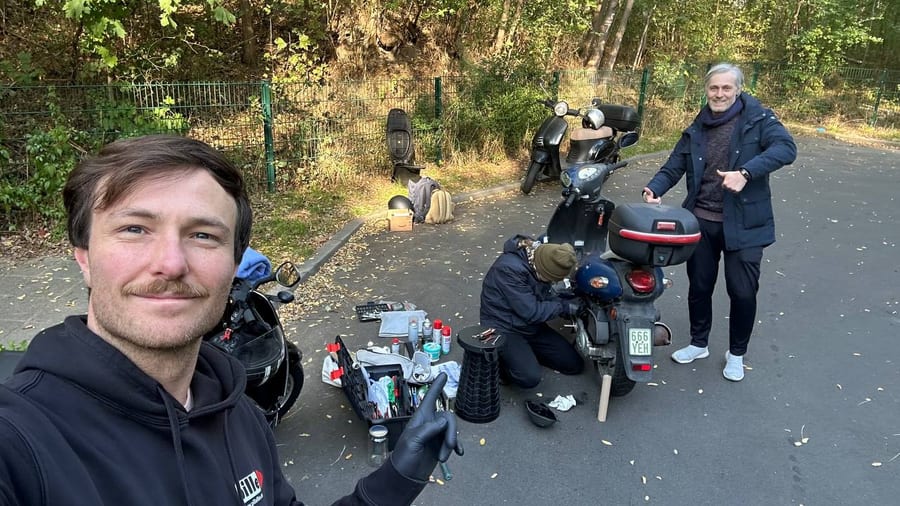 Mobiler Roller-Service vor Ort mit zufriedenem Kunden in Berlin