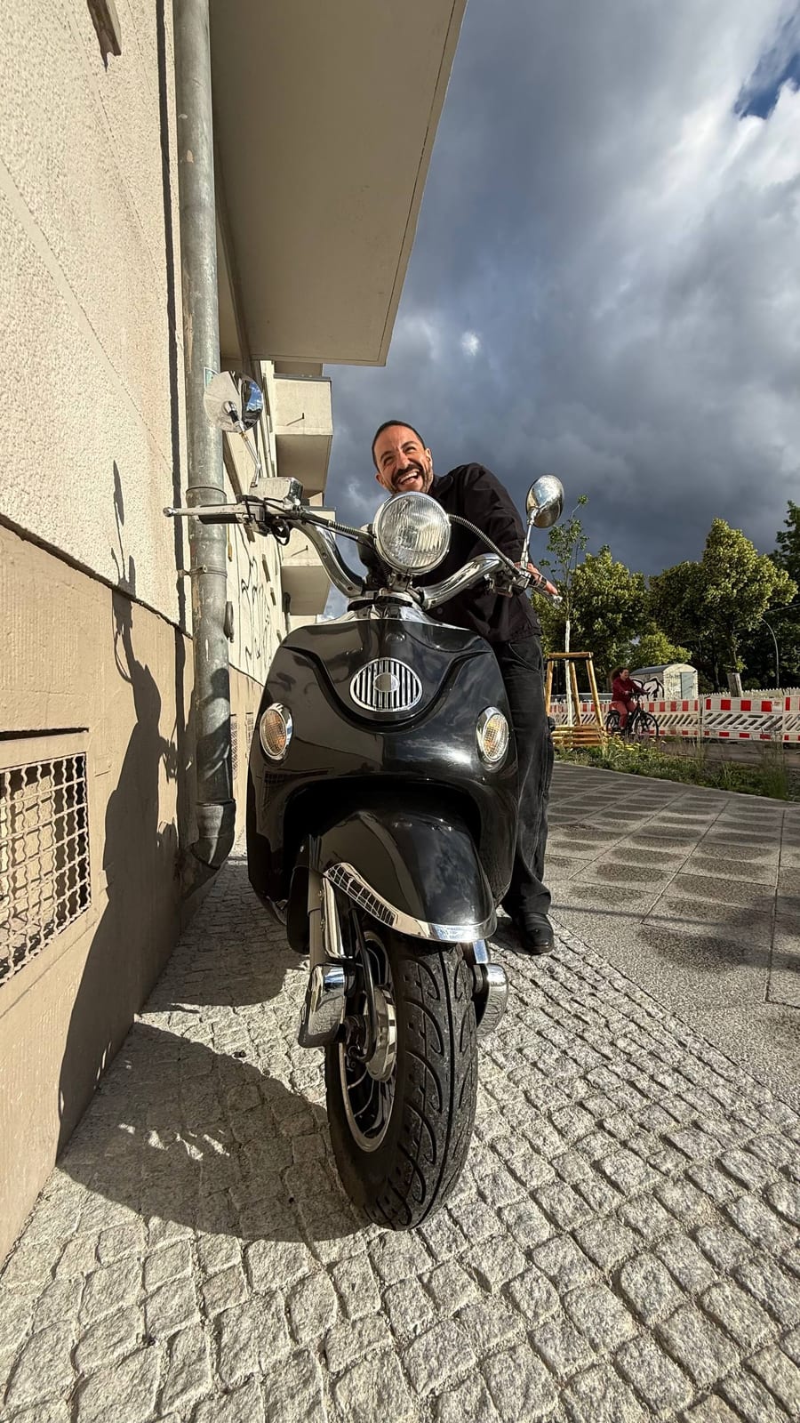 Zufriedener Kunde mit seinem Roller in Berlin