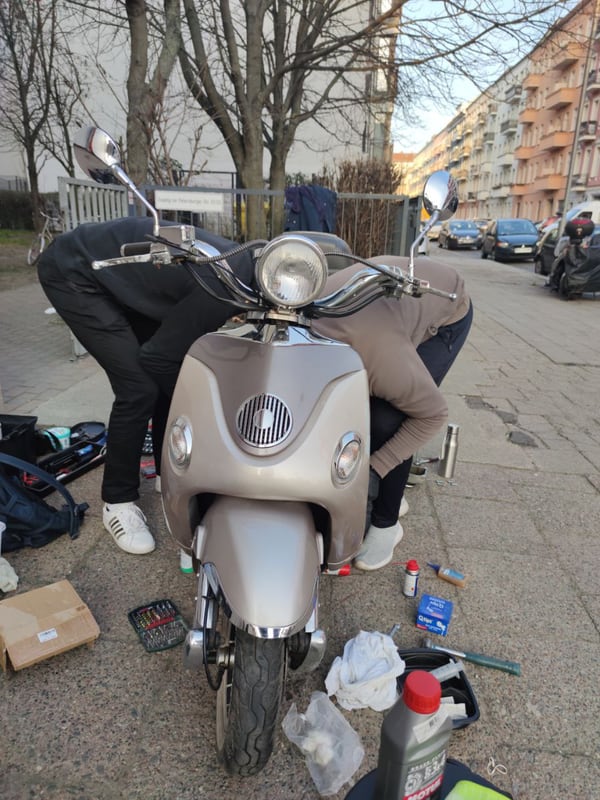 Roller 3000 bei der sorgfältigen Reparatur vor Ort in Berlin